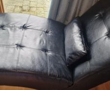 Black chaise loungue