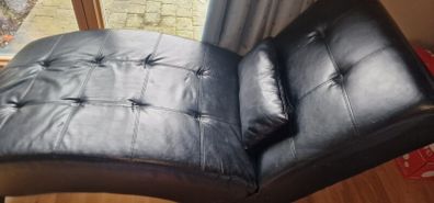 Black chaise loungue