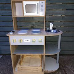 kids kitchen (slight damage but still good)