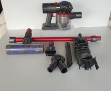 Dyson V7 total clean vacuum cleaner working