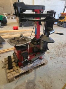 Tyre machine and balancer