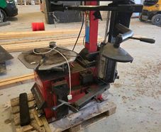 Tyre machine and balancer