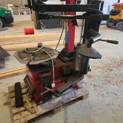 Tyre machine and balancer