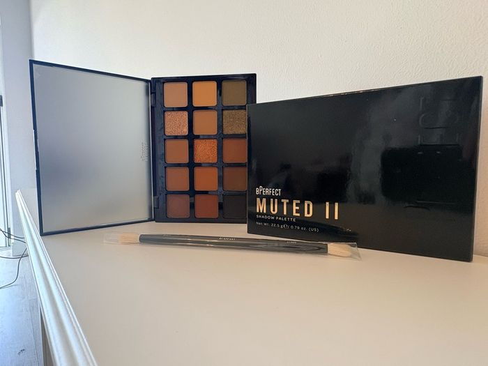 BPerfect eyeshadow Muted palette with brush