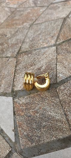 Vintage jewelry is sold individually for 5 to 10 euros