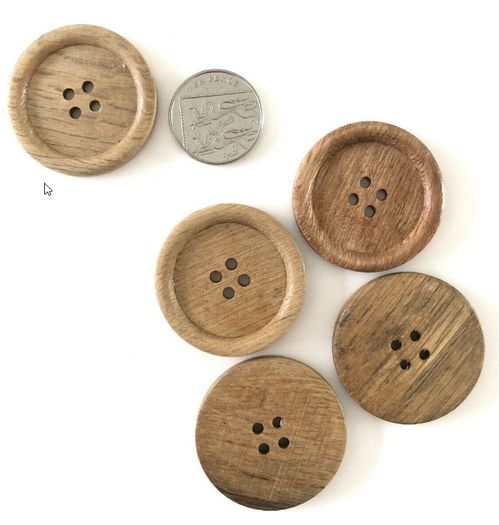 Pack of 5 wooden buttons in natural wood colour