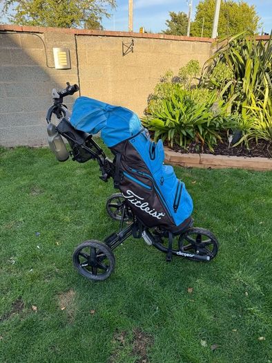 Clickgear golf Trolley & titleist staydry golf bag
