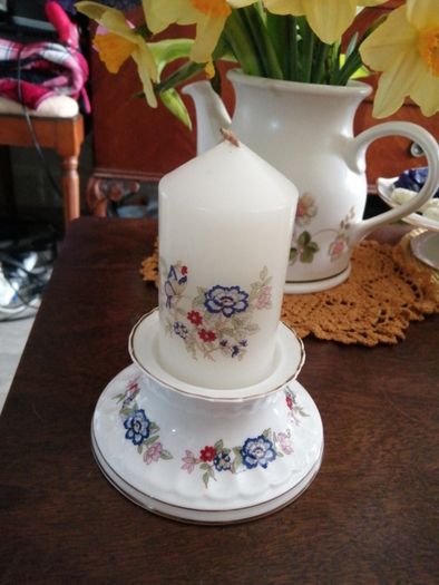 Porcelain candle holder +candle