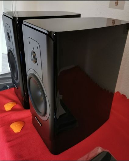 Dynaudio  Contour 20i Black high gloss.