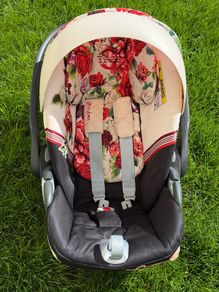 Cybex T Cloud Spring Blossom Light 0-24 car seat with bugaboo dragonfly adaptors.