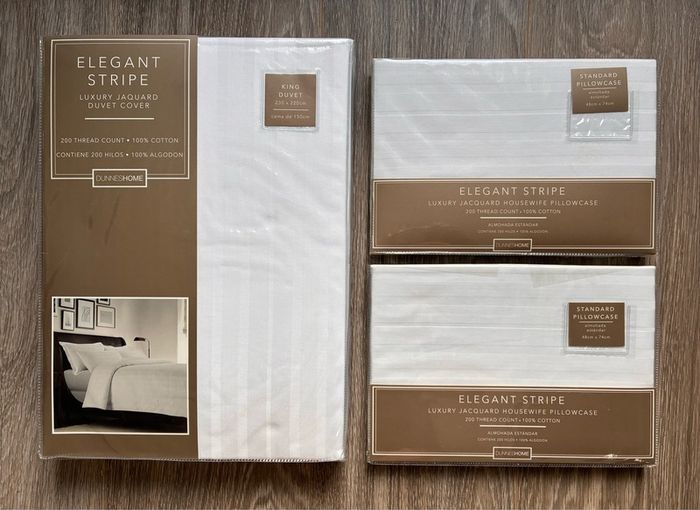 NEW Elegant Stripe Luxury Jacquard Duvet Cover set in white, made of 100% cotton with a 200 thread count  & 2 Elegant Stripe Luxury Jacquard Pillowcase