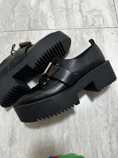 Stradivarius Shoes size 7