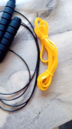 Fitness skipping rope and 2 resistance bands.