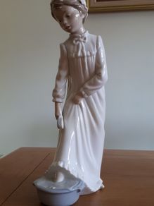 Nao By Lladro Girl Nightgown Foot Bath Brush Porcelain Figure Figurine Spain