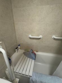 Grab rails and shower seat (for bath)