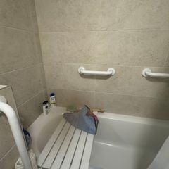 Grab rails and shower seat (for bath)