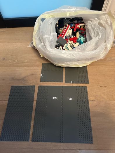 Lego bundle 2.7kg plus retired baseboards