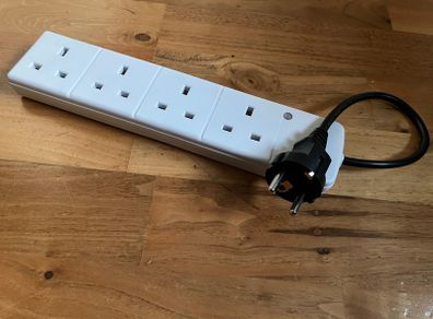 Power plug / socket converter / travel adapter