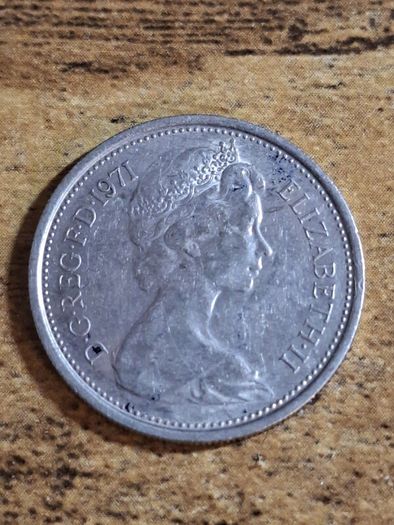 Great Britain UK 1971 5 New Pence Elizabeth II Coin - free standard postage