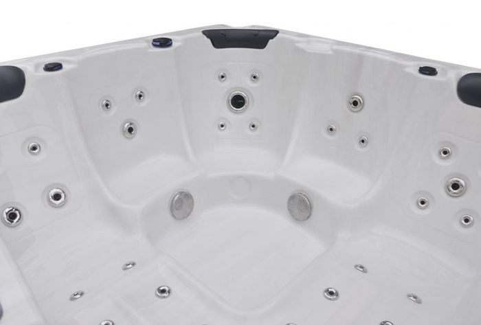 Brand New Horizon plug and play 5 person Hot Tub