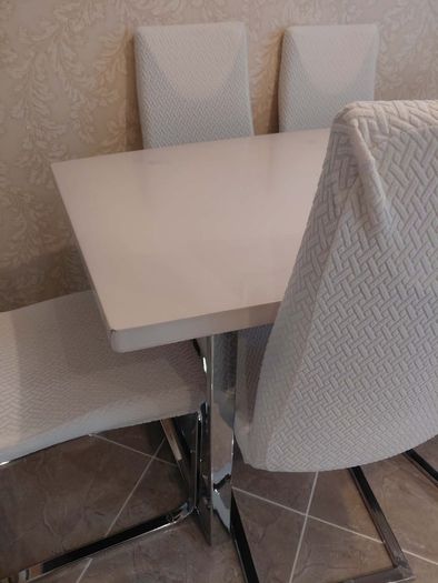 Glossy top Dining table with 6 chairs.