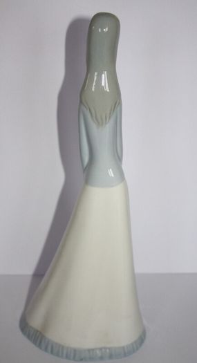 Porcelanas Miquel Requena Statue