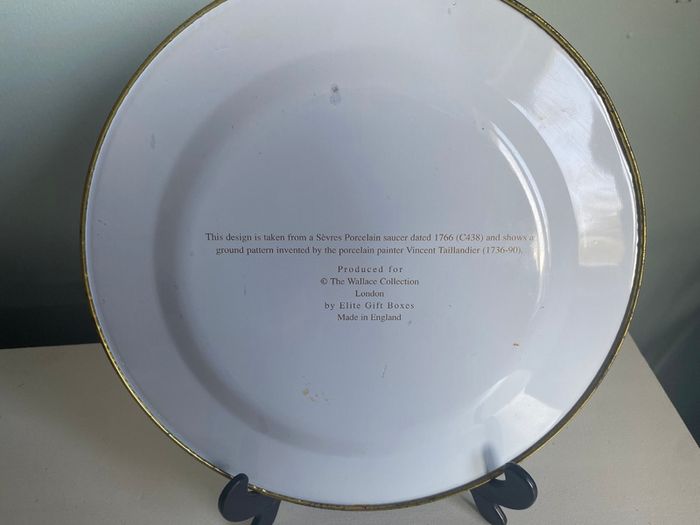 Reproduction serves tin plates