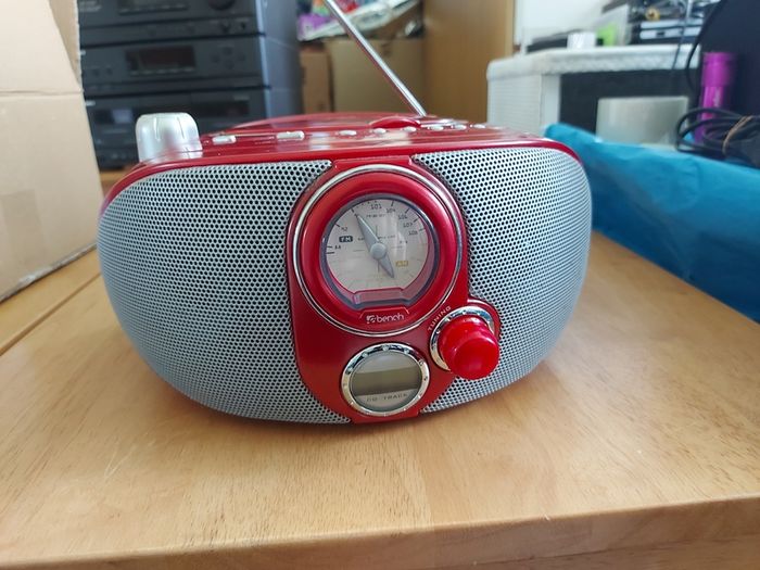 Bench Portable CD Player with Radio, Model KH222, Red, in new condition and working great