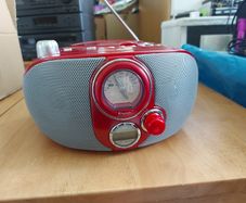 Bench Portable CD Player with Radio, Model KH222, Red, in new condition and working great