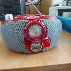 Bench Portable CD Player with Radio, Model KH222, Red, in new condition and working great