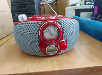 Bench Portable CD Player with Radio, Model KH222, Red, in new condition and working great
