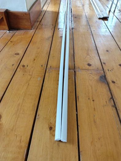 Two 2.4m lengths of white wooden moulding 10x10mm
