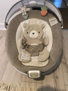 baby chair vibrates and play music with neon lights it's just like new