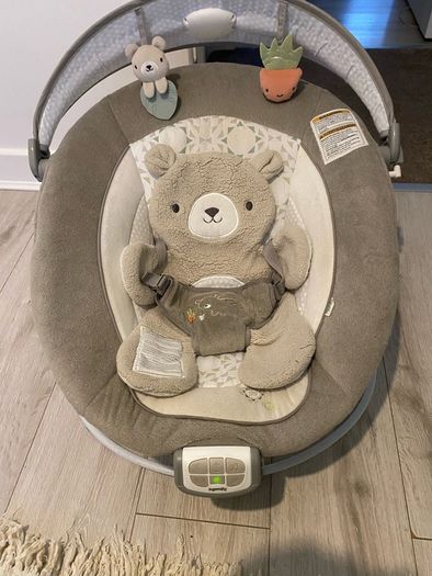 baby chair vibrates and play music with neon lights it's just like new