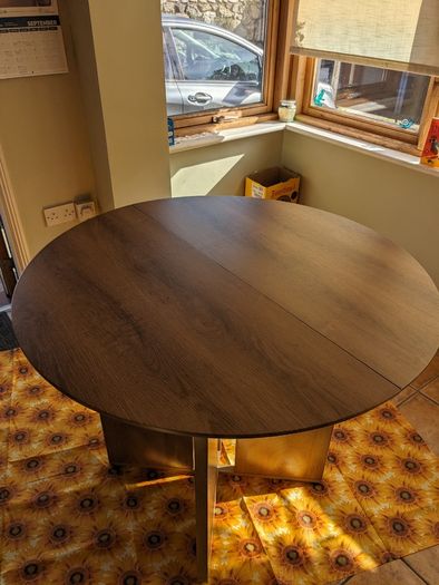 Round dining table