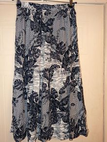 Perfect for Summer. stunning floral midi skirt