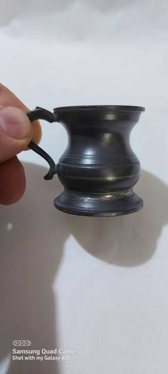 Gill pewter measure ,used condition,,see pictures for condition,,hard to come by ,,buyer collects or pays postage thank you,,take as is ,