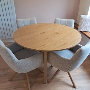 Round Dining Table 120cm diameter.