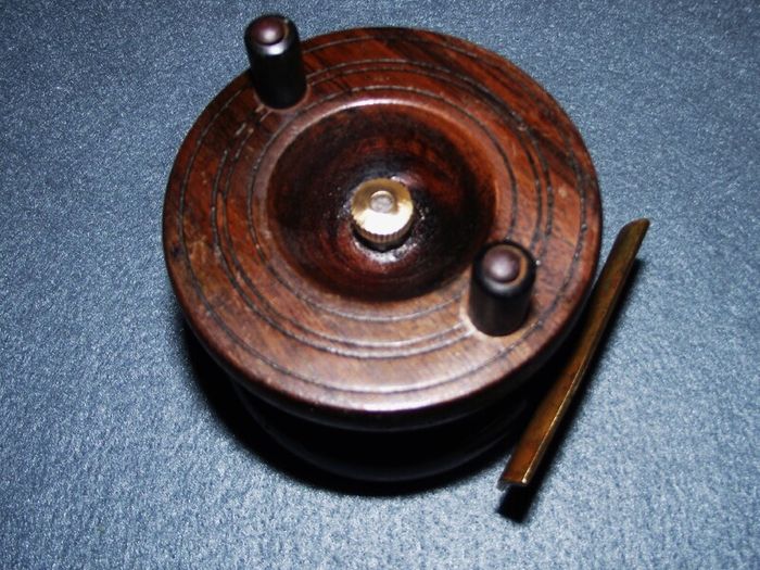 Vintage Fishing Reel (1)