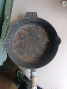 Cast iron pan
