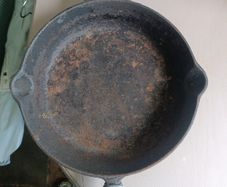 Cast iron pan