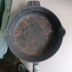 Cast iron pan