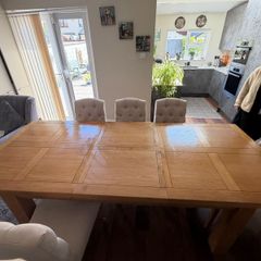 Wooden Oak dining table with 6 chairs (extendable)