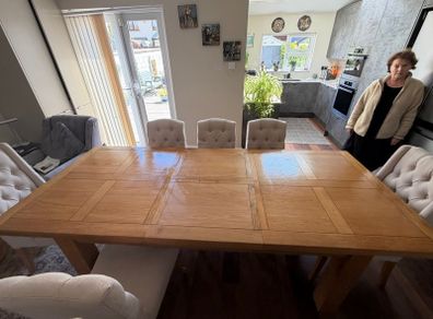 Wooden Oak dining table with 6 chairs (extendable)