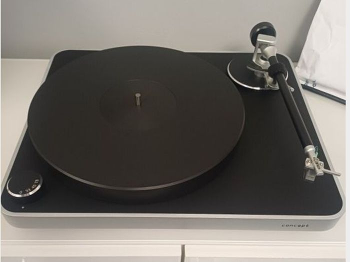 Hi End Audiophile Quality Clearaudio Concept Turntable With a top Verify tonearm upgrade, absolutely Pristine like New boxed Stunning