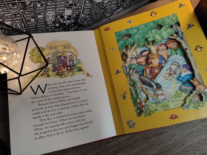 Snow White ! A Magic 3-Dimensional Fairy-Tale ! Hardcover ! 2006 ! by Fernleigh Books !