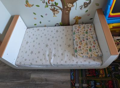 Snuzkot/toddler bed /baby cot