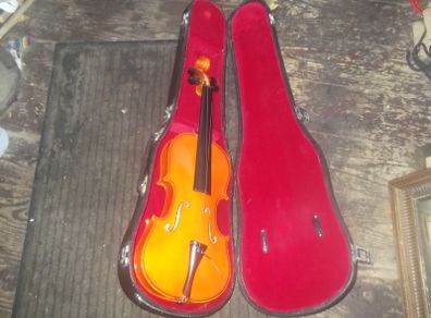 a vintage fiddle with case,needs strings child violin