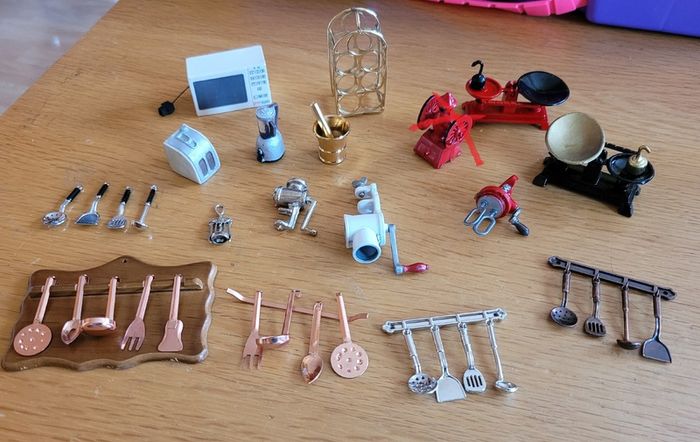 Dolls house miniatures / accessories - kitchen essentials