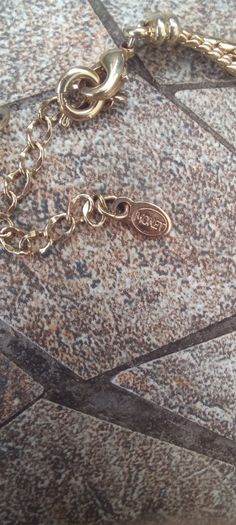 Vintage jewelry is sold individually for 5 to 10 euros